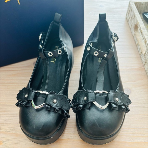 Mary Jane Black Women's Platform Shoes Size 5.5 Gothic Heart Accent - Picture 3 of 8